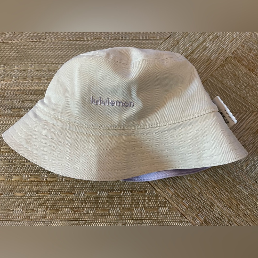 NWT lululemon reversible bucket hat. Size M/L